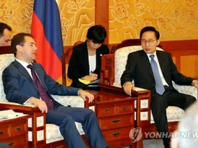 会談する李大統領（右）とメドベージェフ大統領＝１０日、ソウル（聯合ニュース）