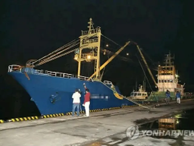 海軍の高速艇と衝突した漁船＝11日、済州（聯合ニュース）