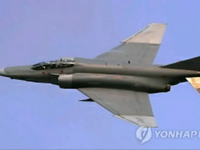 墜落機と同じＲＦ－４偵察機＝１２日、ソウル（聯合ニュース）