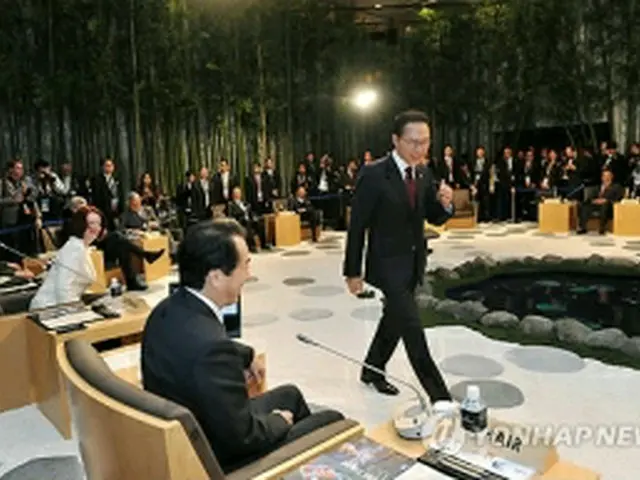 首脳会議会場に到着した李大統領（APEC提供）＝13日、横浜（聯合ニュース）