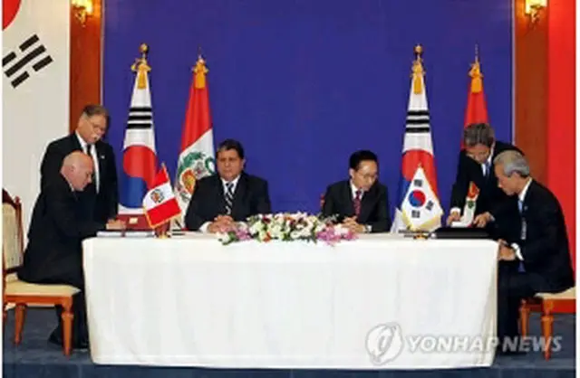 両首脳立ち合いの下、FTA仮署名が行われた＝15日、ソウル（聯合ニュース）