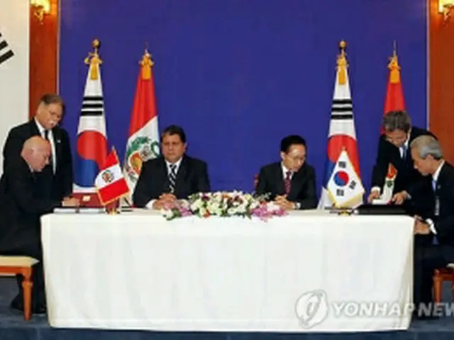 両首脳立ち合いの下、FTA仮署名が行われた＝15日、ソウル（聯合ニュース）