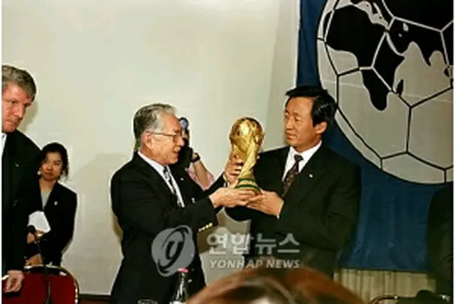 2002年韓日ワールドカップの誘致に成功し、笑顔を見せる鄭夢準氏（右）（資料写真）＝（聯合ニュース）