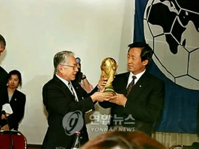 2002年韓日ワールドカップの誘致に成功し、笑顔を見せる鄭夢準氏（右）（資料写真）＝（聯合ニュース）