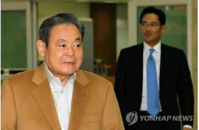 帰国した李健熙会長（手前）と李在鎔氏（提供写真）＝17日、ソウル（聯合ニュース）