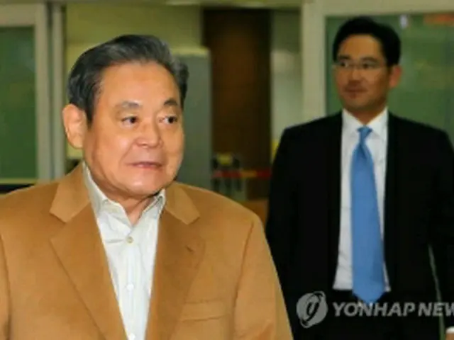帰国した李健熙会長（手前）と李在鎔氏（提供写真）＝17日、ソウル（聯合ニュース）