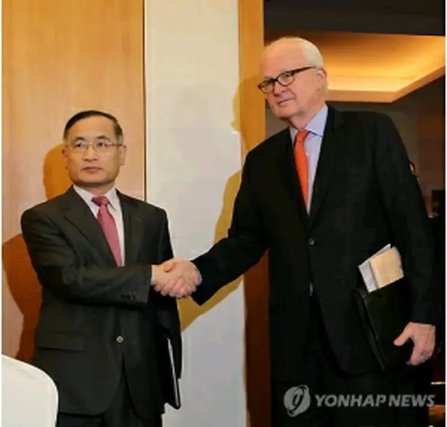 会合前に握手を交わす魏本部長（左）とボズワース特別代表＝22日、ソウル（聯合ニュース）