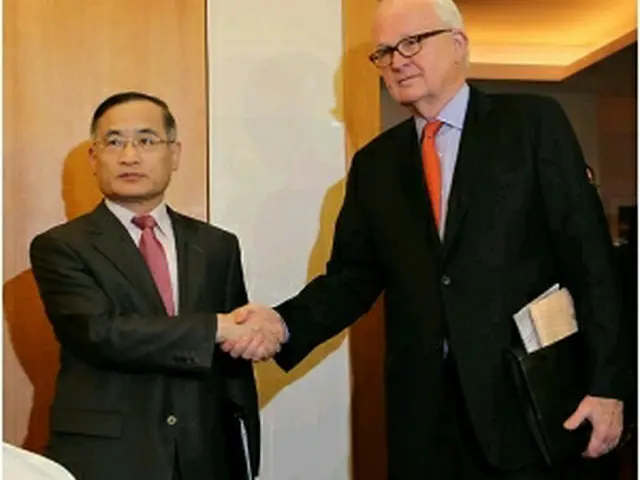 会合前に握手を交わす魏本部長（左）とボズワース特別代表＝22日、ソウル（聯合ニュース）