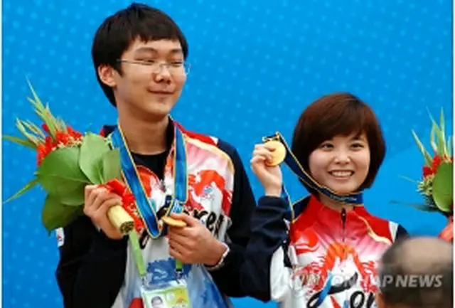 金メダルを手に記念撮影するパク・ジョンファン（左）とイ・スルア＝22日、広州（聯合ニュース）