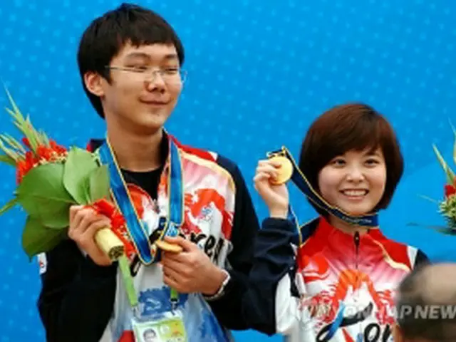 金メダルを手に記念撮影するパク・ジョンファン（左）とイ・スルア＝22日、広州（聯合ニュース）