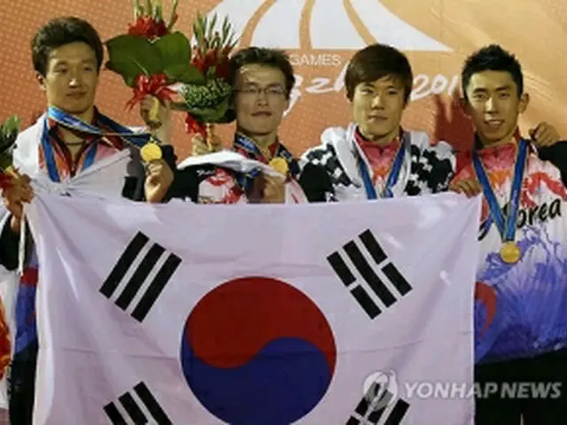 表彰台に上った韓国選手ら＝24日、広州（聯合ニュース）