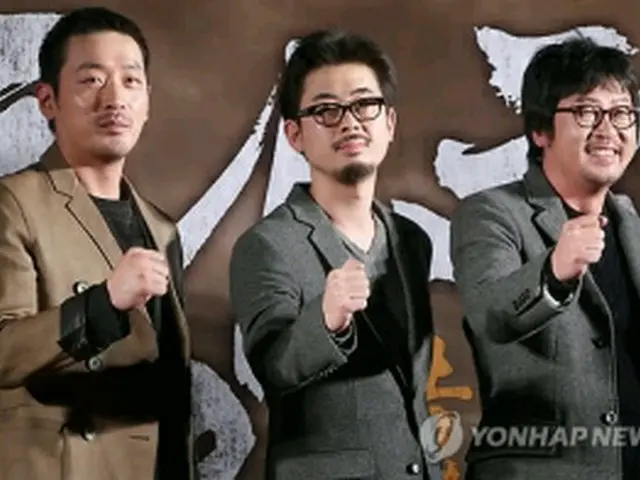 左からハ・ジョンウ、ナ・ホンジン監督、キム・ユンソク＝23日、ソウル（聯合ニュース）