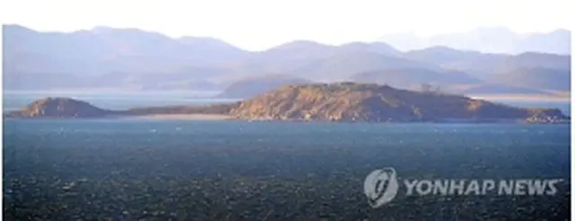 北朝鮮側の海岸砲基地がある茂島（前）とケモリ（後）＝（聯合ニュース）