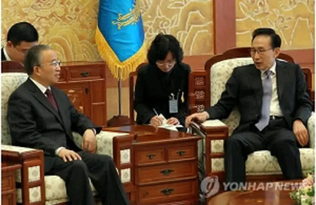 戴国務委員（手前左）と会談する李明博大統領＝28日、ソウル（聯合ニュース）