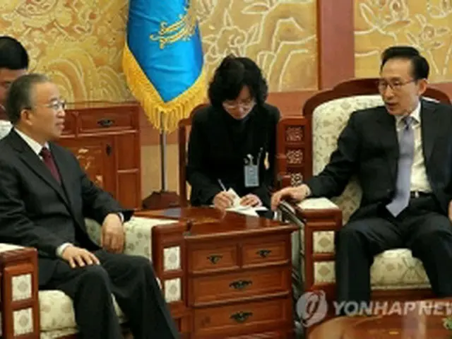 戴国務委員（手前左）と会談する李明博大統領＝28日、ソウル（聯合ニュース）