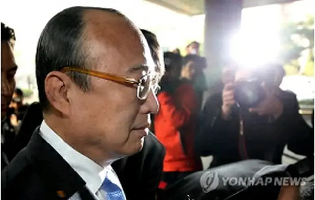 検察に出頭する金升淵会長＝１日、ソウル（聯合ニュース）
