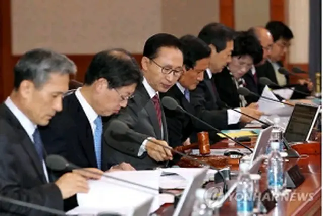 閣議を主宰する李大統領（左から3人目）＝7日、ソウル（聯合ニュース）