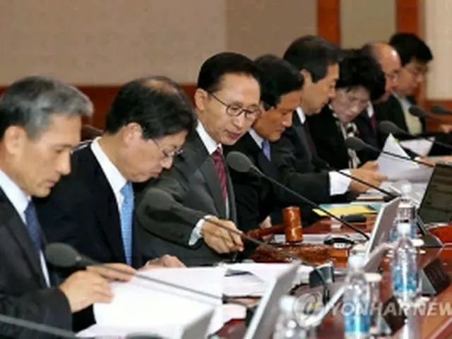 閣議を主宰する李大統領（左から3人目）＝7日、ソウル（聯合ニュース）