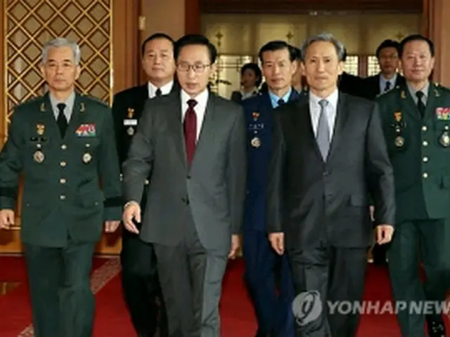 李大統領（手前左）と軍首脳部＝（聯合ニュース）
