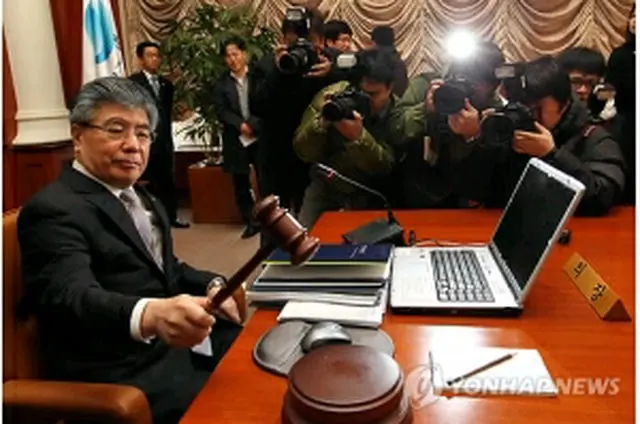 金融通貨委員会を主宰する金仲秀総裁＝9日、ソウル（聯合ニュース）