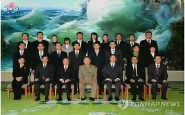 朝鮮中央テレビが報じた記念撮影のようす。前列中央が金正日総書記、前列左から３人目が戴秉国国務委員＝９日、ソウル（聯合ニュース）