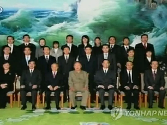 朝鮮中央テレビが報じた記念撮影のようす。前列中央が金正日総書記、前列左から３人目が戴秉国国務委員＝９日、ソウル（聯合ニュース）