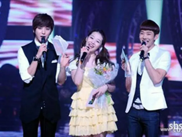＜人気歌謡＞現MC（左から）＜CNBLUE＞チョン・ヨンファ、＜f(x)＞ソルリ、＜2AM＞チョ・グォン