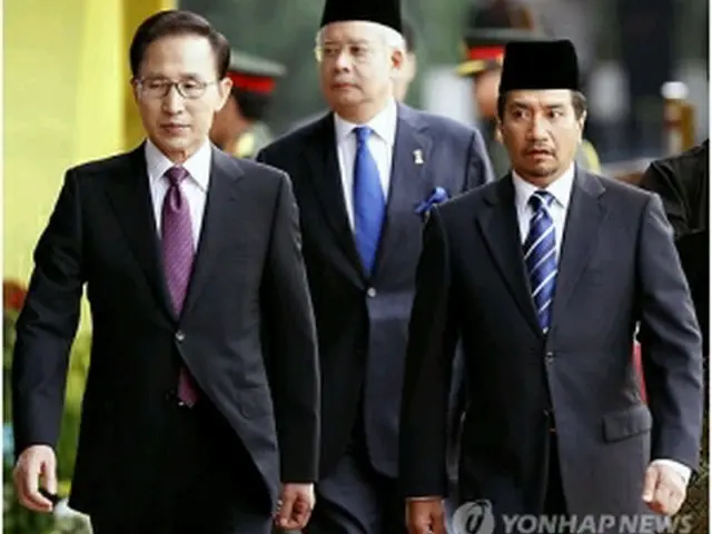 マレーシアを訪問中の李大統領（左）＝９日、クアラルンプール（ＡＰ＝聯合ニュース）