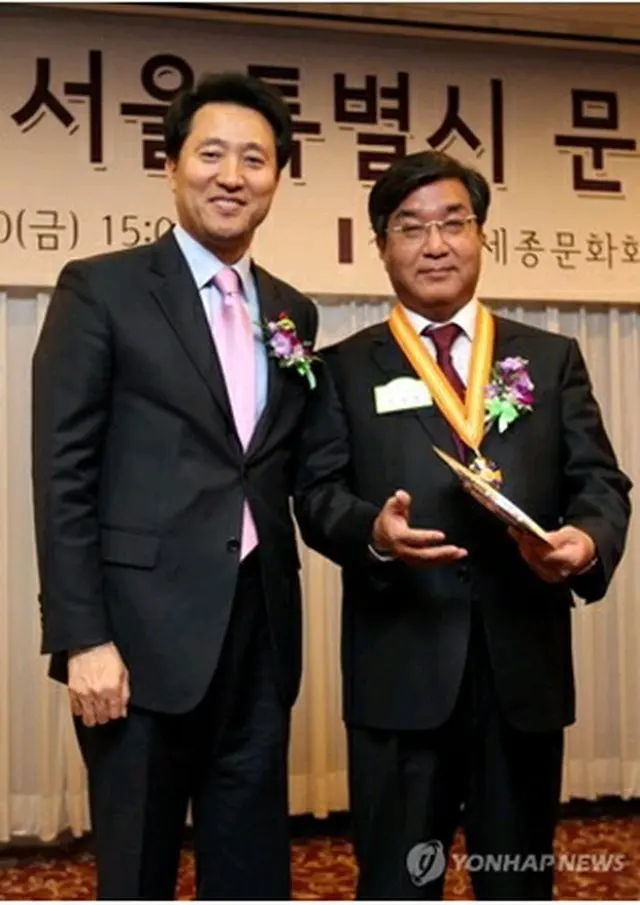 受賞した朴ジョン讃社長（右）と呉世勲ソウル市長