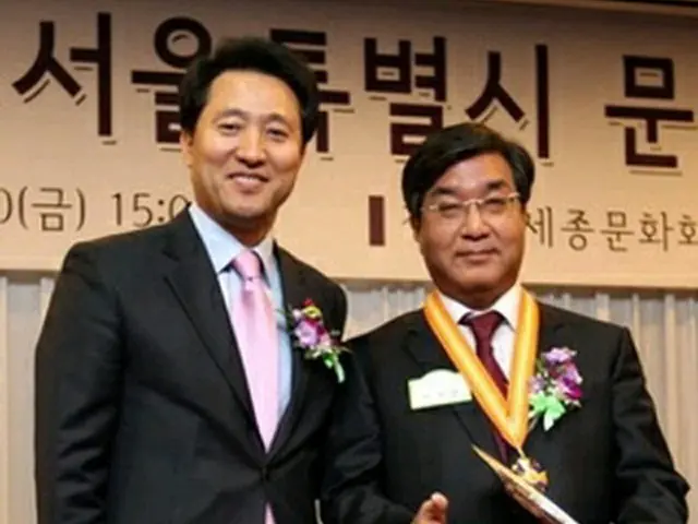 受賞した朴ジョン讃社長（右）と呉世勲ソウル市長