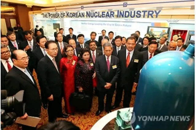 原発広報館を訪れた李大統領（前列左から2人目）ら＝10日、クアラルンプール（聯合ニュース）