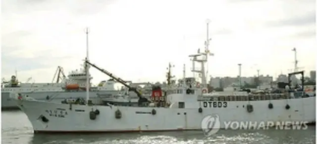 沈没した第一仁成号（仁成実業提供）＝13日、釜山（聯合ニュース）