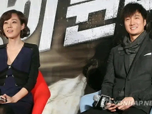 制作発表会に出席したキム・ユンジン（左）とパク・ヘイル＝13日、ソウル（聯合ニュース）