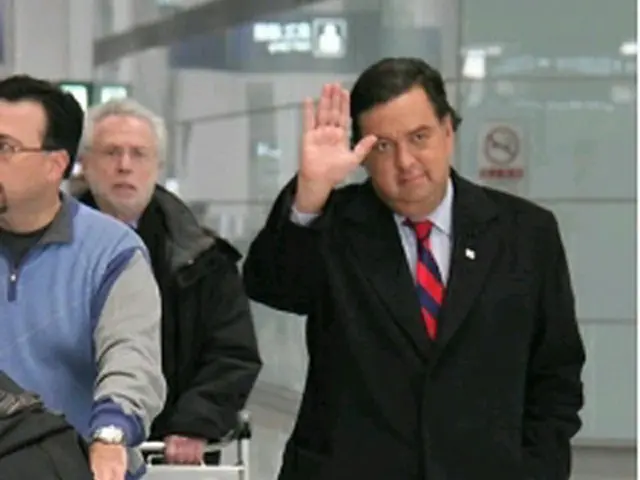 北京首都国際空港に到着したリチャードソン州知事＝２１日、北京（聯合ニュース）