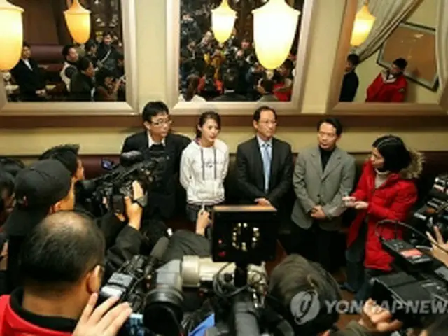 賞罰委員会後の楊淑君選手（左から２人目）と台湾側関係者ら＝（聯合ニュース）