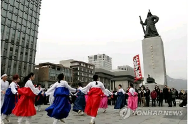 銅像の前では記念式も開催された＝23日、ソウル（聯合ニュース）