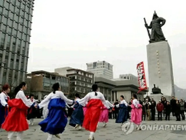 銅像の前では記念式も開催された＝23日、ソウル（聯合ニュース）
