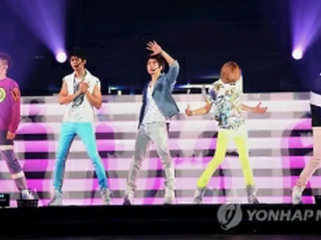 ステージに立つ＜SHINee＞（所属事務所提供）＝27日、ソウル（聯合ニュース）