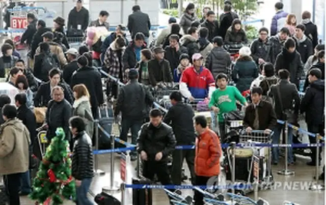 年末を迎え、仁川空港は海外に出国する旅行客で混雑している＝29日、仁川空港（聯合ニュース）