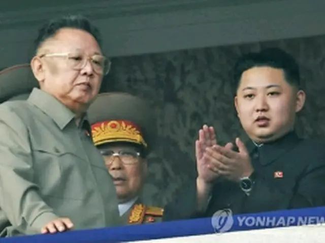 北朝鮮の金正日（キム・ジョンイル）総書記（左）と正恩（ジョンウン）氏父子（試料写真）＝（聯合ニュース）