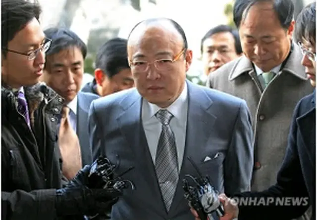 検察庁舎に向かう金升淵会長＝３０日、ソウル（聯合ニュース）