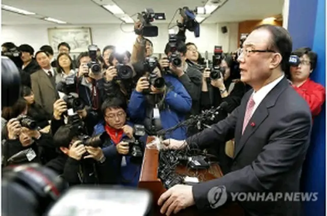 選定結果を発表する崔時仲委員長＝３１日、ソウル（聯合ニュース）