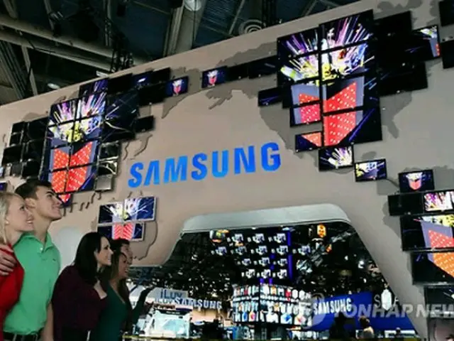サムスン電子展示場入口に設置された世界地図「ワールドマップ・ゲート」＝5日、ソウル（聯合ニュース）