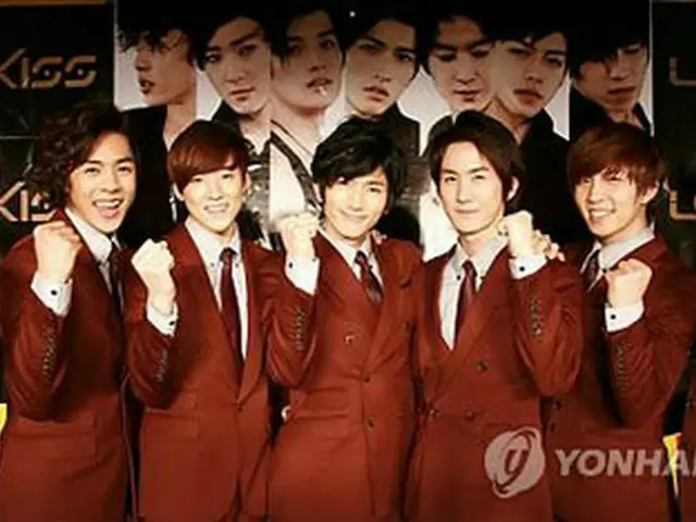 「U-KISS」