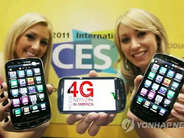サムスン電子の4GLTEスマートフォン＝7日、ソウル（聯合ニュース）