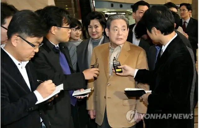 記者団の質問に答える李会長＝１１日、ソウル（聯合ニュース）