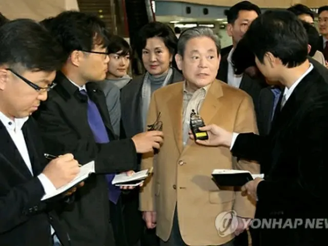 記者団の質問に答える李会長＝１１日、ソウル（聯合ニュース）