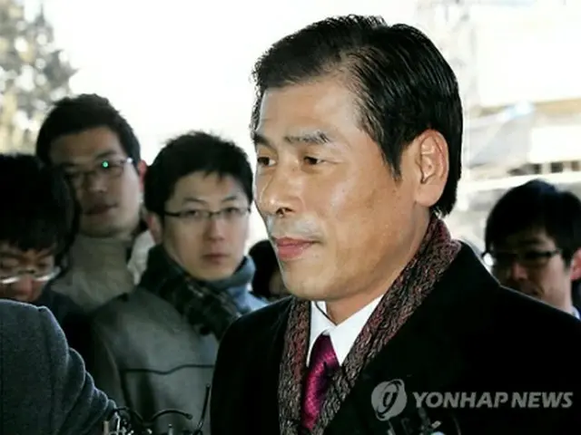 検察に出頭した李前庁長＝12日、ソウル（聯合ニュース）