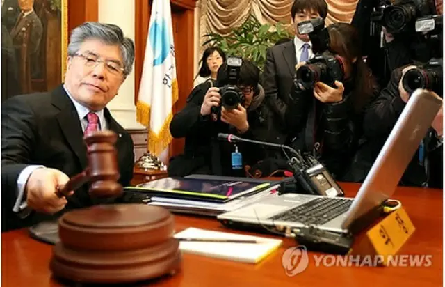 金融通貨委員会を主宰する金総裁＝13日、ソウル（聯合ニュース）