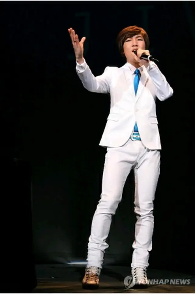 ステージで熱唱するJIWON＝17日、東京（聯合ニュース）